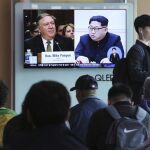 El director de la CIA Mike Pompeo, izq. y el líder norcoreano Kim Jong Un,en un informativo surcoreano que se hizo eco del encuentro.