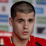 Álvaro Morata durante la rueda de prensa que ha ofrecido hoy, antes del entrenamiento del equipo en la Isla de Ré.