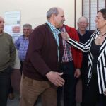La consejera de Agricultura y Ganadería, MIlagros Marcos, saluda a los profesionales del campo que acudieron a la jornada sobre la PAC, ayer en Palencia