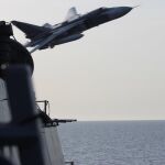 Un Sukhoi SU-24 pasa junto al destructir USS Donald Cook en el Báltico