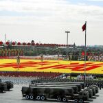 Varios cohetes chinos desfilan en Pekín durante la reciente parada militar en septiembre