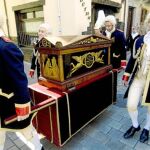 Las calles de Granada tenían ayer aire decimonónico; el homenaje convocó la asistencia de numerosas personas