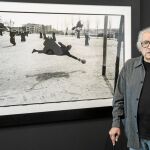 El fotógrafo posó ayer delante de su obra más conocida. Foto: Gonzalo Pérez