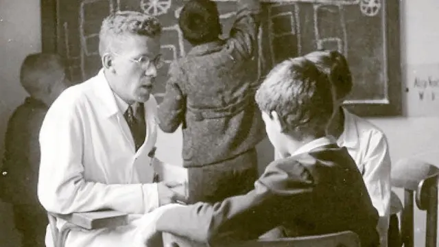 Hans Asperger, en esta fotografía, atiende a un niño durante una de sus visitas a un centro médico de Viena en la década de los años 30