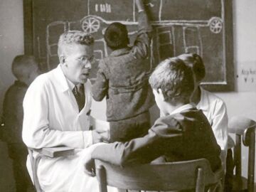Hans Asperger, en esta fotograf&iacute;a, atiende a un ni&ntilde;o durante una de sus visitas a un centro m&eacute;dico de Viena en la d&eacute;cada de los a&ntilde;os 30