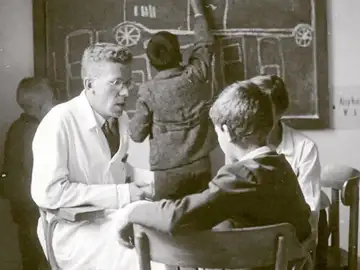 Hans Asperger, en esta fotografía, atiende a un niño durante una de sus visitas a un centro médico de Viena en la década de los años 30 Hans Asperger, en esta fotografía, atiende a un niño durante una de sus visitas a un centro médico de Viena en la década de los años 30