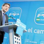 El coordinador del área económica del PP-A, Rafael Carmona, durante la rueda de prensa de ayer