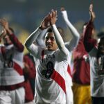 Los jugadores de Perú agradecen tras la victoria el apoyo del público