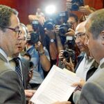 Puig y Macias acusan al tripartito de inventar un relato para destruir a CiU