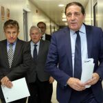 El consejero de Sanidad, Antonio María Sáez Aguado, con su equipo de la Consejería, antes de presentar los datos