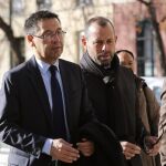 El presidente del Barça, Josep María Bartomeu, y su antecesor, Sandro Rosell , a su salida tras prestar declaración en la Audiencia Nacional