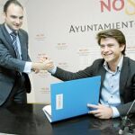 El portavoz adjunto del PP Beltrán Pérez, junto al abogado del PP, presentó el sobreseimiento de la querella