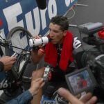 Sastre se baja del podio