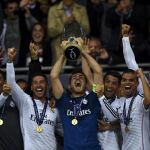 Casilla levanta la Supercopa ganada en 2014 ante el Sevilla.