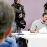 Espinar se reunió el pasado miércoles con su equipo, incluido el portavoz en la Asamblea, López (de espaldas)