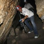 El ciclista Óscar Pereiro en la cueva de los murciélagos