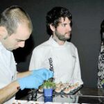 La consejera de Agricultura y Ganadería, Silvia Clemente, contempla el trabajo del chef vallisoletano Jesús Ramiro en el Salón «Millesime» de Madrid