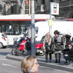 Motos aparcadas en una acera de Barcelona