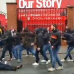 Un seguidor del Liverpool, herido en el suelo, durante los choques entre seguidores del equipo inglés y de la Roma.