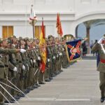 El rey Juan Carlos pasa revista a las tropas a su llegada al acto de conmemoración hoy en Fuerteventura de los quinientos años del Regimiento "Soria"9