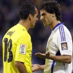 El centrocampista del Real Zaragoza, Jorge López (d), discute con el defensa del Villarreal Ángel López