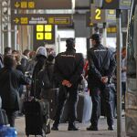 Las mayores demoras, superiores a una hora, se están dando en el aeropuerto de Barcelona