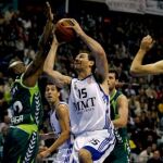 El base del Real Madrid Jorge Garbajosa realiza una entrada a canasta ante el jugador del Unicaja Blackwey