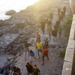 Agentes de la Guardia Civil, Policía Nacional y Policía Local, en una operación conjunta, se han desplegado desde primeras horas de la mañana en una redada para localizar a los menores extranjeros no acompañados que deambulan por la ciudad