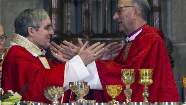 Juan José Omella (d), durante su toma de posesión como nuevo arzobispo de Barcelona en sustitución del cardenal Luis Martínez Sistach.