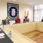 La presidenta del Parlamento autonómico, Silvia Clemente, preside una reunión de la Mesa de las Cortes