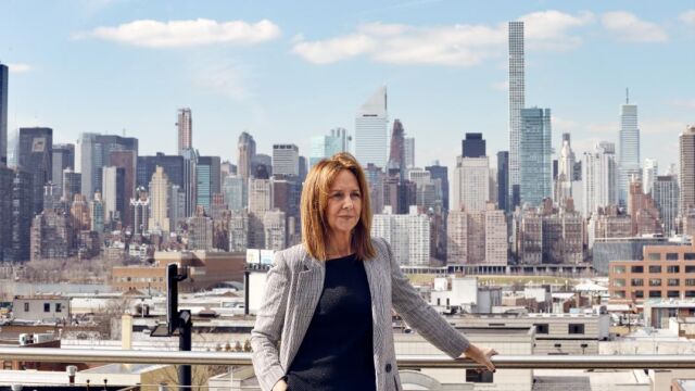 María Dueñas posa con una estampa de Nueva York al fondo