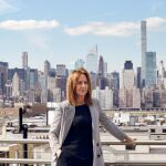 María Dueñas posa con una estampa de Nueva York al fondo