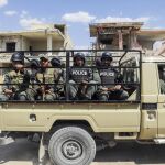 Policías sirios patrullan las calles de Duma