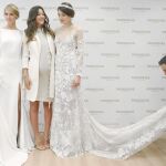 La modelo Malena Costa (2i), embajadora de Pronovias, que se encuentra embarazada de siete meses, durante la prueba de vestuario