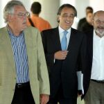 Fèlix Millet (d), acompañado de su mano derecha Jordi Montull (i), y el abogado Pau Molins(c).