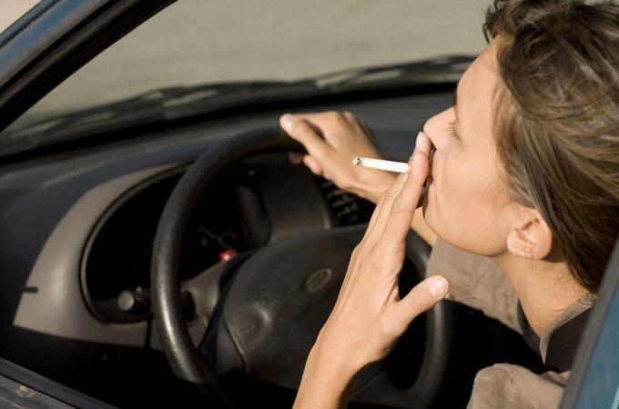 La OMS plantea prohibir fumar en coches y en los hogares con niños