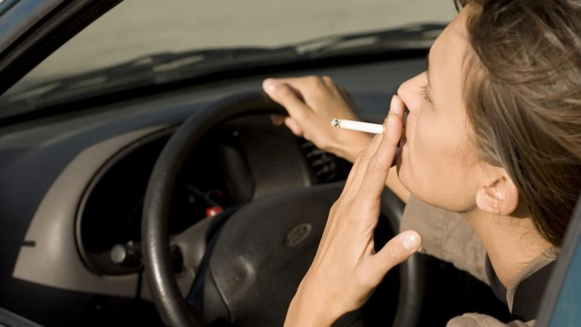 La OMS plantea prohibir fumar en coches y en los hogares con niños