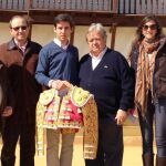 El novillero Juan Ortega con algunos miembros de la Fundación
