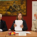 La consejera Milagros Marcos; junto al secretario general de la consejería, Eduardo Cabanillas; y al delegado de la Junta, Luis Domingo González, en la firma con entidades bancarias para la puesta en marcha del Instrumento Financiero