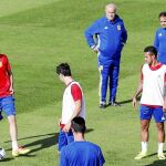 Javier Miñano, junto a Del Bosque, dirigiendo el entrenamiento de España