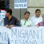 Con lemas como «Correa, amigo, España está contigo» unos 150 ecuatorianos se concentaron ayer en su Embajada en Madrid