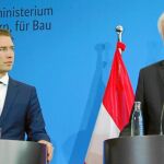 El canciller austriaco, Sebastian Kurz, y el ministro del Interior alemán, Horst Seehofer, en una rueda de prensa celebrada ayer en Berlín