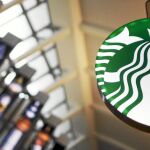 Starbucks se suma al centenar de marcas que suspenden su publicidad en redes sociales
