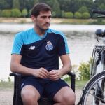 Casillas, en la concentración la localidad holandesa de Horst, con el lago de Kasteelpark detrás