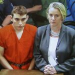 Nikolas Cruz, junto a su abogada de oficio