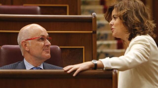 Duran Lleida charla con Soraya Sáenz de Santamaría en el Congreso
