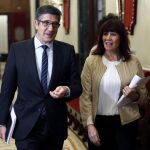 El presidente del Congreso, Patxi López, y la vicepresidenta segunda, Micaela Navarro, a su llegada este mañana a la Cámara Baja