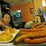 Una trabajadora extranjera atiende en un bar