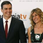 El candidato por el PSOE a la presidencia del Gobierno, Pedro Sánchez, y su esposa Begoña Gómez, a su llegada al Palacio Municipal de Congresos de Madrid