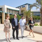 El alcalde de Alicante, junto a Julián López y las directoras generales Eva Martínez y Ángeles Cuenca